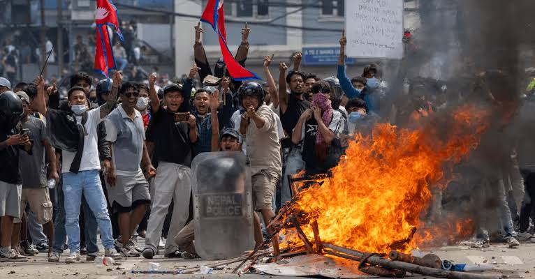 Gen-Z Protest: नेपाल में भड़की हिंसा, सोशल मीडिया बैन पर मचा कोहराम