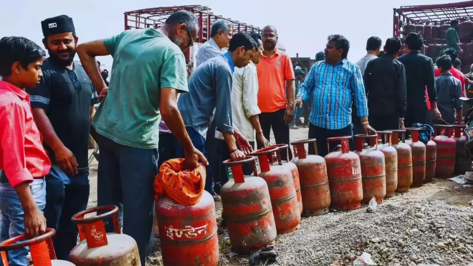 गैस बुकिंग ठप, राजधानी के लोग सिलेंडर के लिए परेशान