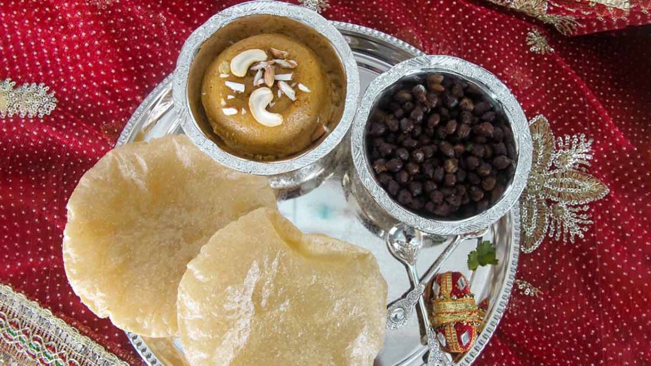 नवरात्रि स्पेशल: कंजक भोग में पूरी, हलवा और काले चने की सब्ज़ी बनाने की आसान विधि