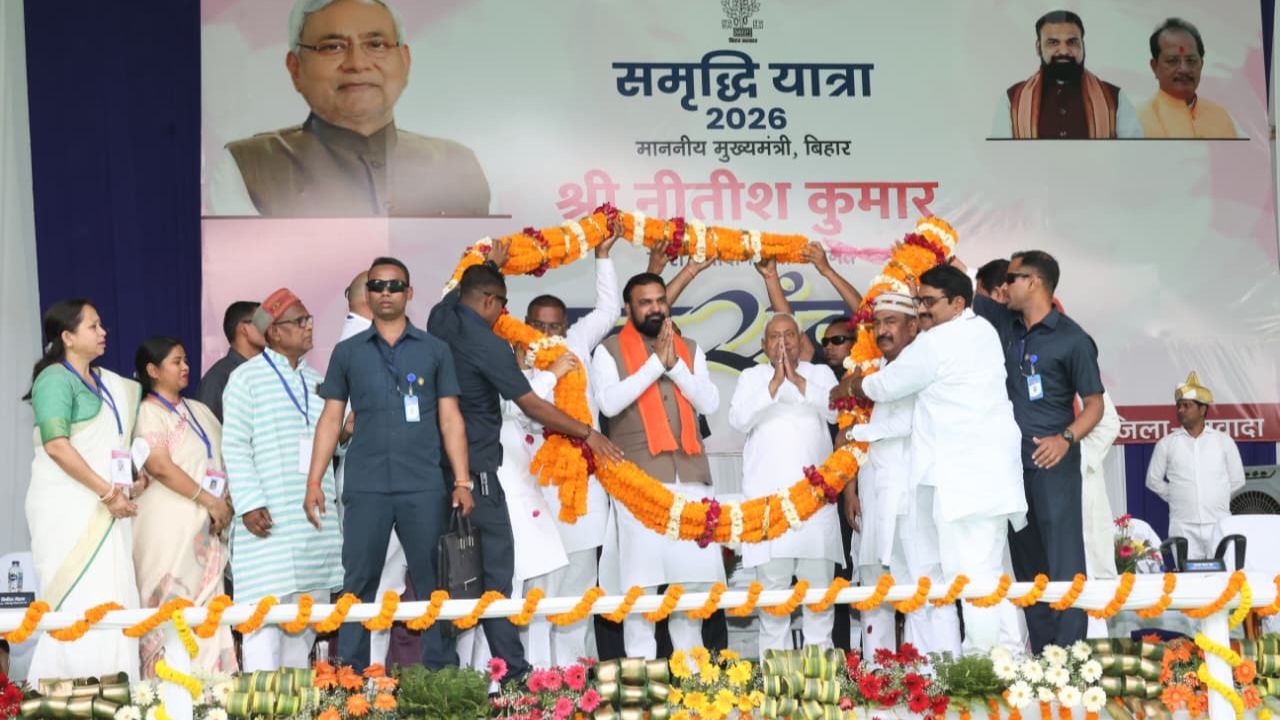 बक्सर में मुख्यमंत्री का भव्य स्वागत, 50 किलो की फूलों की माला पहनाई गई