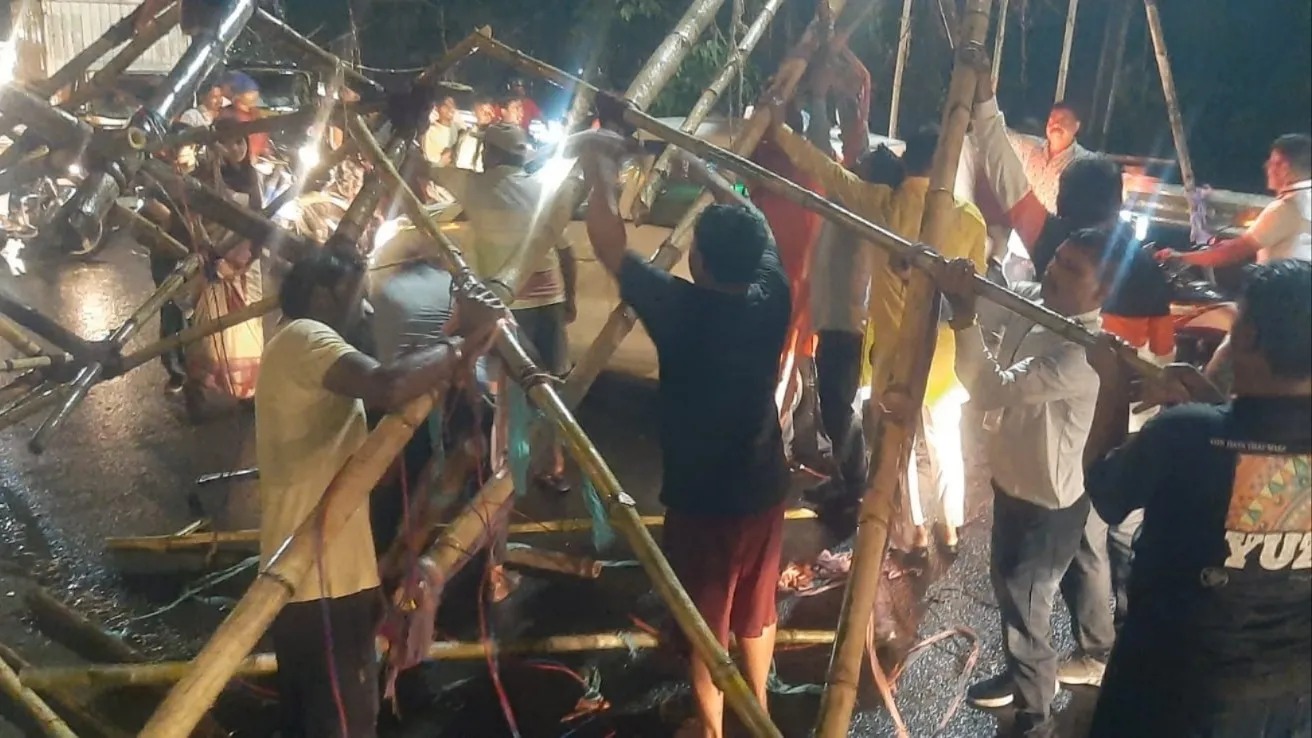 झारखंड में रामनवमी पर मौसम ने दिखाई करवट, तेज हवा और बारिश से शोभायात्रा प्रभावित