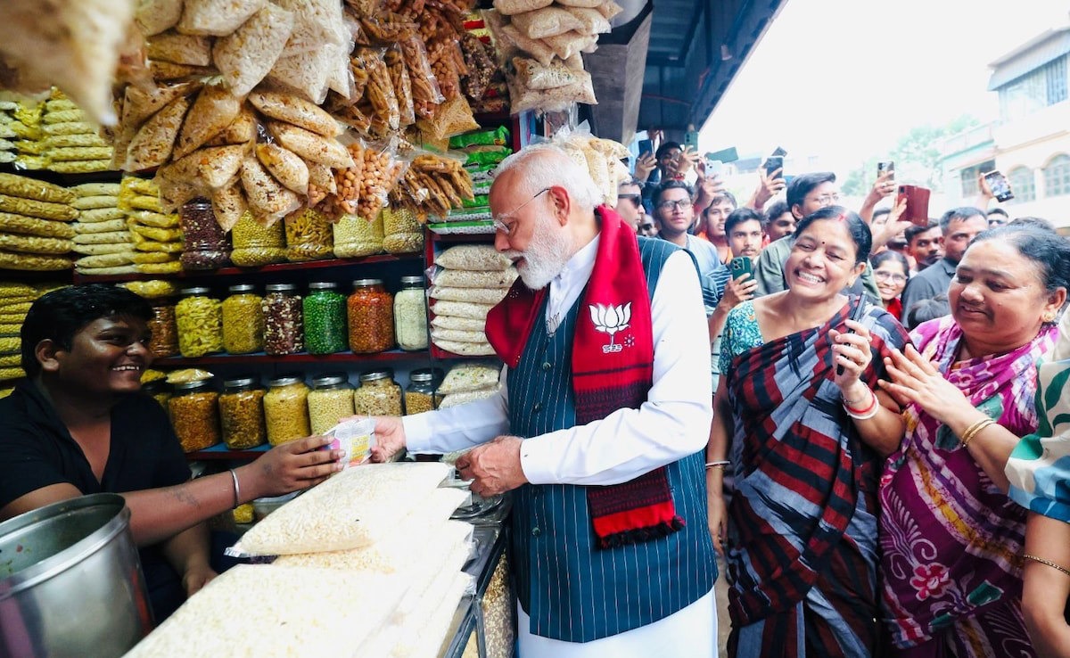 रैलियों के बीच झाड़ग्राम में पीएम मोदी का देसी अंदाज, लिया झालमुड़ी का स्वाद