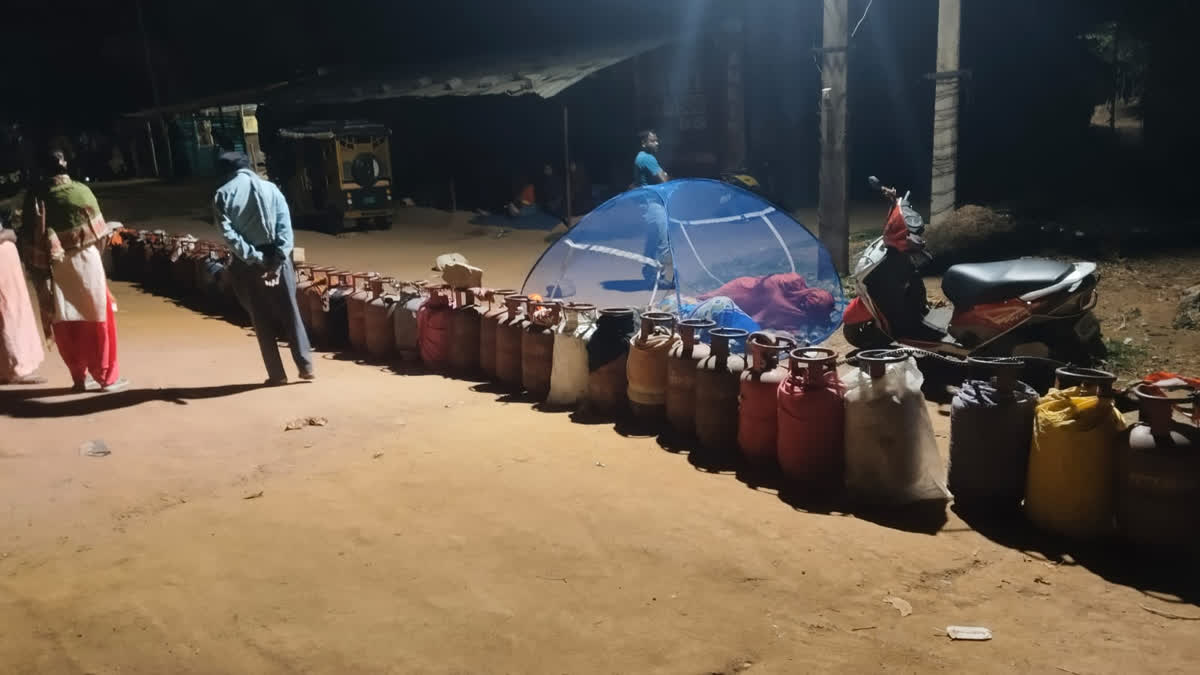 खूंटी में गैस संकट: सिलेंडर के लिए रातभर सड़क पर लाइन, मच्छरदानी लगाकर सोए लोग