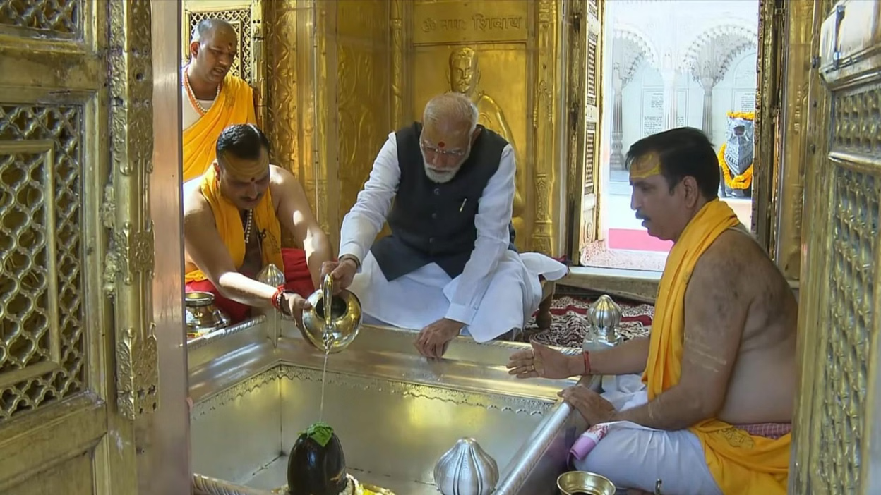 पीएम मोदी का वाराणसी में भव्य 14 किमी रोड शो, काशी विश्वनाथ मंदिर में की पूजा-अर्चना